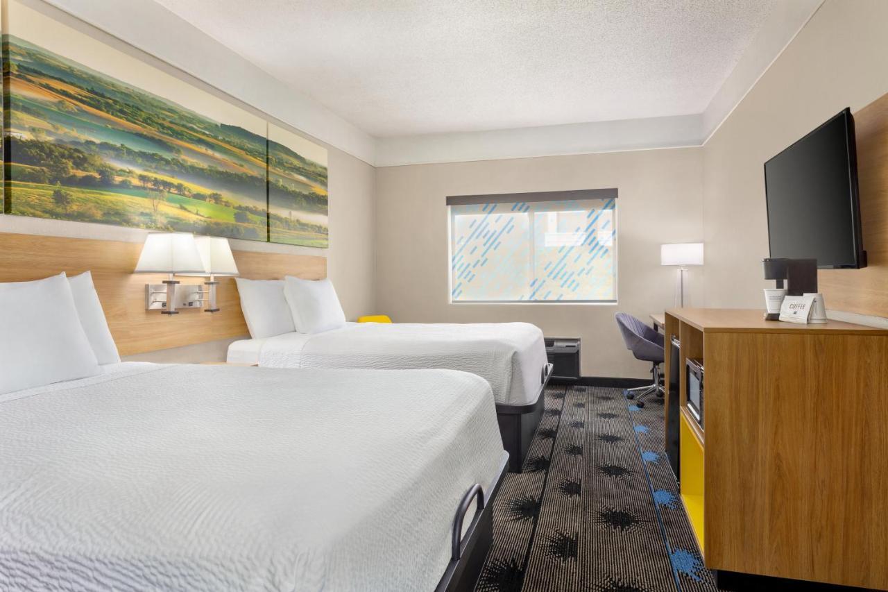 Days Inn By Wyndham Kansas City International Airport Exterior photo