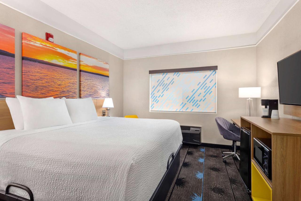 Days Inn By Wyndham Kansas City International Airport Exterior photo