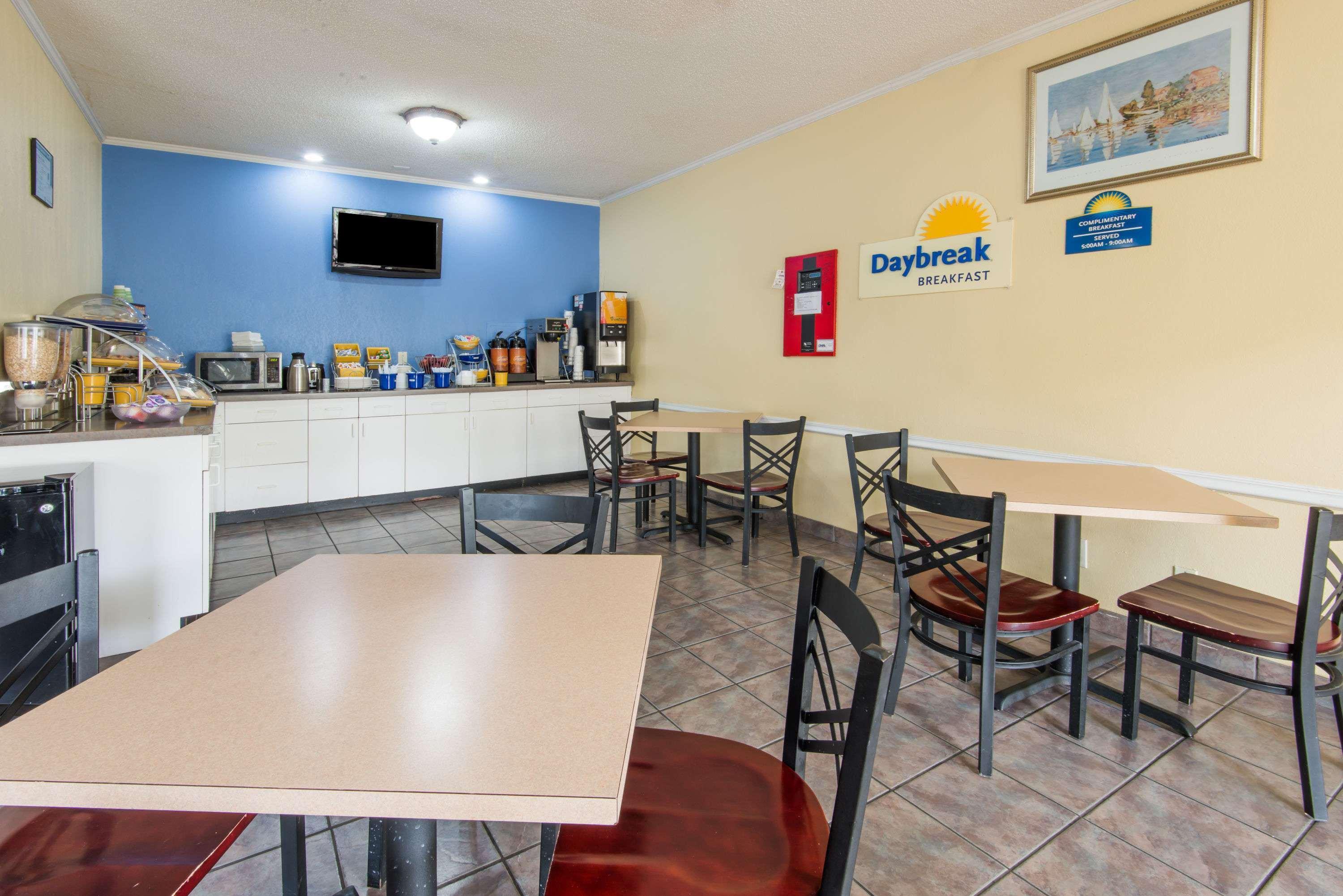Days Inn By Wyndham Kansas City International Airport Exterior photo